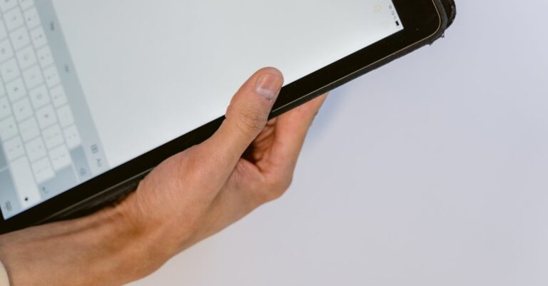 le user testing est une méthode essentielle pour évaluer et améliorer l'expérience utilisateur en recueillant des retours directs lors de l'utilisation d'un produit ou service.