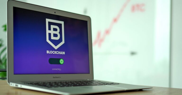 bitwarden est un gestionnaire de mots de passe sécurisé et open source qui protège vos données personnelles en stockant et générant des mots de passe forts.