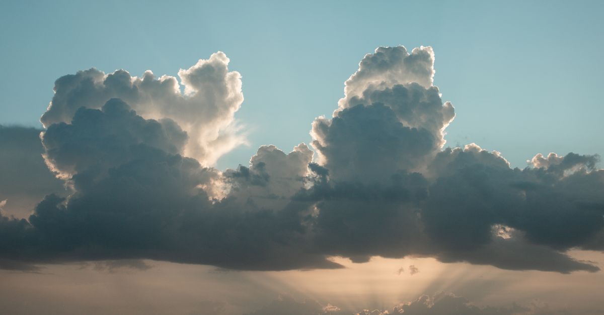 cloudflare améliore la sécurité et la performance des sites web grâce à son réseau mondial de distribution de contenu et ses solutions avancées contre les cyberattaques.