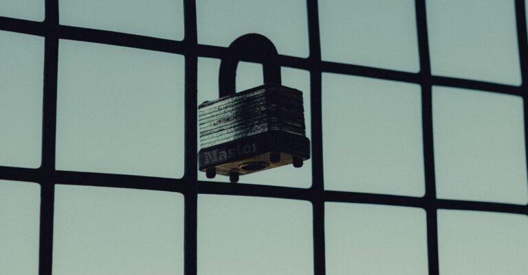 découvrez les meilleures pratiques pour sécuriser vos webhooks, prévenir les attaques et garantir l'intégrité des échanges de données en temps réel.