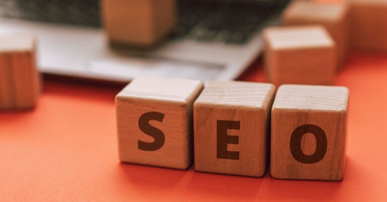 découvrez comment effectuer une recherche de mots-clés efficace pour améliorer le référencement de votre site web et attirer un trafic qualifié.