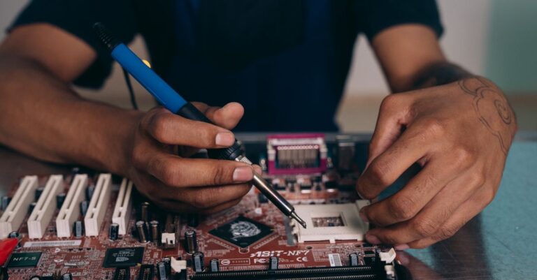 découvrez les compétences essentielles d’un technicien informatique : dépannage, maintenance, assistance aux utilisateurs et maîtrise des outils it.