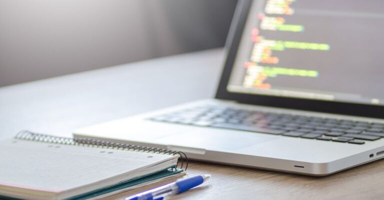 formez-vous au développement web en ligne à votre rythme : maîtrisez les langages, créez des sites modernes et développez des compétences recherchées.